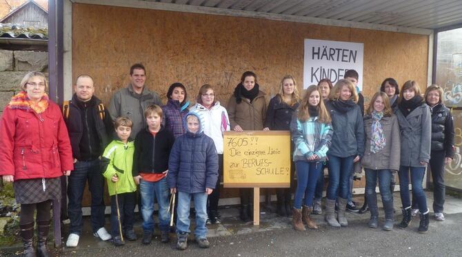 Eltern und Schüler protestieren an der Jettenburger Bushaltestelle gegen die Ausdünnung der Linie 7605 nach Reutlingen. FOTO: MA