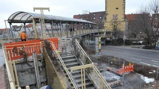 Die alte Treppe am Fußgängersteg vor dem Tübinger Tor wird abgesägt. Sie soll einer Baustellentreppe und provisorischen Rampe Pl