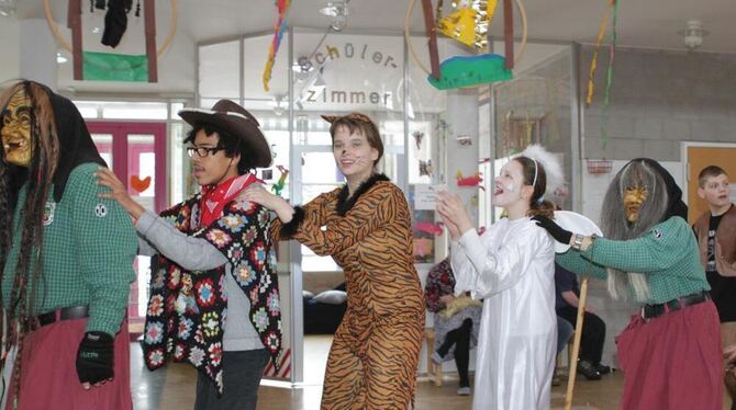 Wenn Tiger mit Engeln und Hexen Polonaise tanzen, ist Fasnet in der Haldenwangschule. Die Sternaberg Huzzla feiern mit den behin