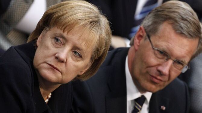 Bundeskanzlerin Angela Merkel und das mittlerweile ehemalige Staatsoberhaupt Christian Wulff. ARCHIVFOTO: AP