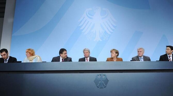 Die Parteivorsitzenden Cem Özdemir, Claudia Roth (beide Grüne, l-r), Sigmar Gabriel (SPD), Angela Merkel (CDU), Horst Seehofe