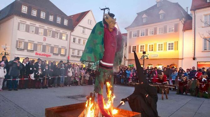 Das Schandelekostüm geht in Flammen auf, die Fasnet ist zu Ende. Es bleibt ein Trost: »Es goht scho wieder dagega.« FOTO: TRINKH