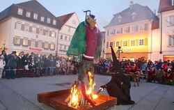 Das Schandelekostüm geht in Flammen auf, die Fasnet ist zu Ende. Es bleibt ein Trost: »Es goht scho wieder dagega.« FOTO: TRINKH