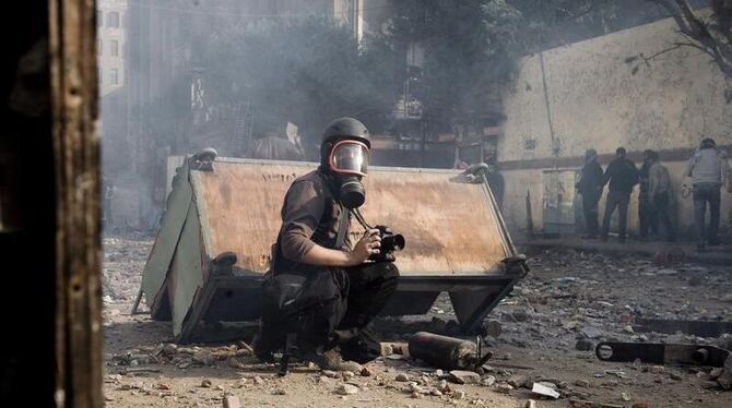 Der französische Fotoreporter Rémi Ochlik im Einsatz. Er wurde bei einem Granatenangriff in Homs getötet. Foto: Julien de Ros