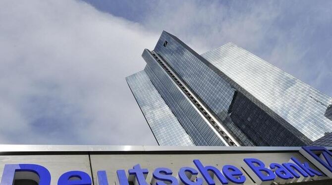 Die Deutsche Bank in Frankfurt am Main. Nach öffentlicher Kritik bietet der Konzern Anlegern den Ausstieg aus dem geschlossen