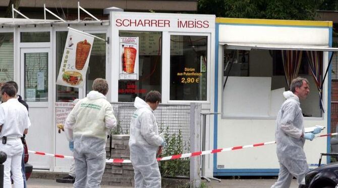 Polizisten der Spurensicherung arbeiten an einem Imbiss in Nürnberg, dessen Besitzer erschossen aufgefunden wurde (Archivfoto