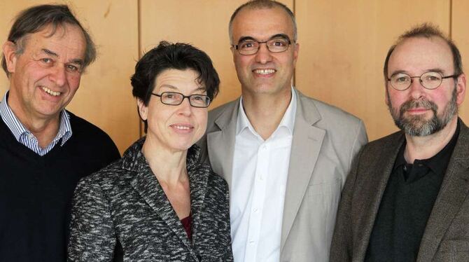 Otfried Majer, Susanne Stutzmann, Ramazan Selcuk und Frieder Leube vom Familienforum setzen auf Elternbildung. FOTO: SCHREIER