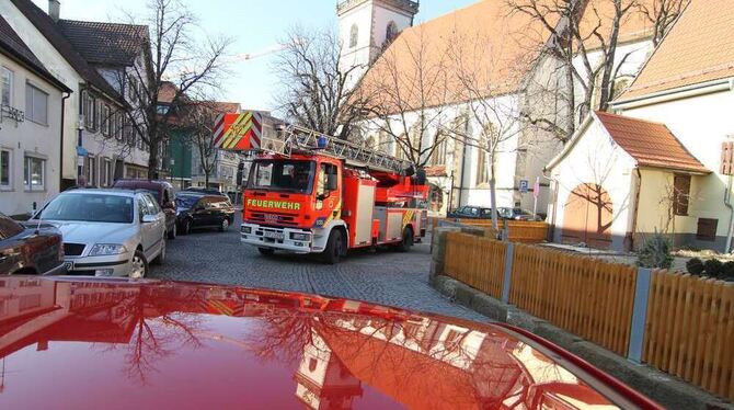 Kein Durchkommen - im Alarmfall fatal: Falschparker und Gegenverkehr machen der Feuerwehr in den engen Gassen der Metzinger Alts