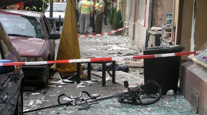 Glasscherben liegen am 09.06.2004 vor einem durch eine Explosion zerstörten Haus in Köln. Auch dieser Anschlag, bei dem vor s