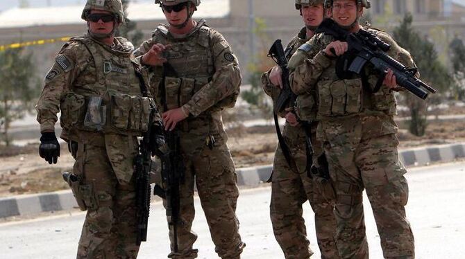 US-Soldaten sichern den Ort eines Anschlags in Kabul. Foto: S. Sabawoon/Archiv