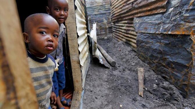 Zwei Kinder blicken in einem Slum in Kapstadt/Südafrika: Mit dem weltweiten Wachstum der Städte nimmt auch die Zahl der Kinde