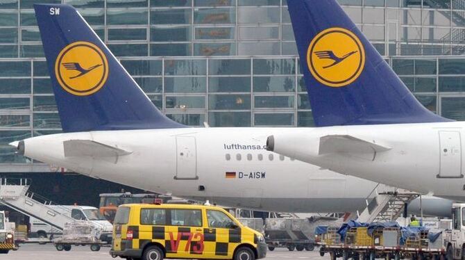 Der Tarifstreit am Frankfurter Flughafen spitzt sich zu: Auch die Lotsen im Tower sollen jetzt streiken - aus Solidarität mit