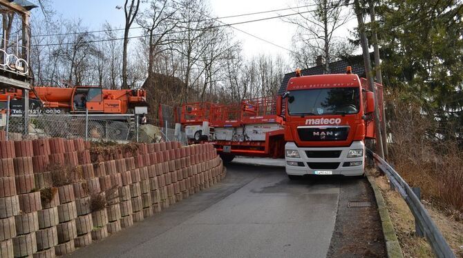 Nichts geht mehr: Nachdem der 26-Tonner in der engen Kurve stecken geblieben war, musste er von einem Kranwagen befreit werden.