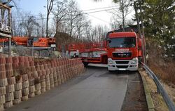 Nichts geht mehr: Nachdem der 26-Tonner in der engen Kurve stecken geblieben war, musste er von einem Kranwagen befreit werden.