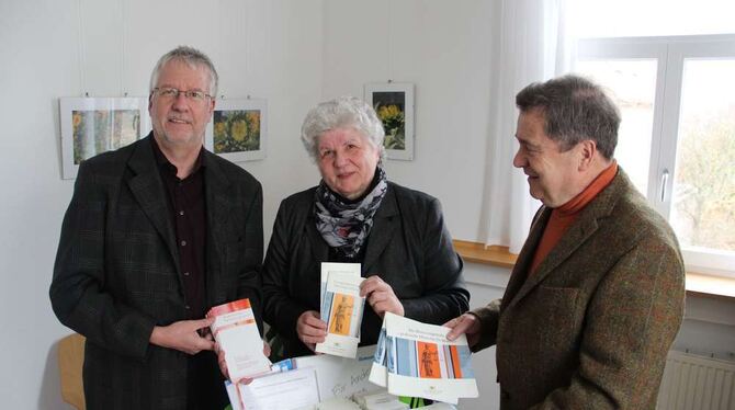 Alex Bernhard, Klara Kohlstadt und Werner Krohmer mit den neuen Prospekten des Betreuungsvereins. FOTO: MWA