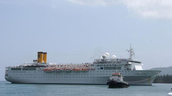 Das havarierte Kreuzfahrtschiff »Costa Allegra« wird in den Hafen von Mahé auf den Seychellen geschleppt. Foto: Carola Frentz