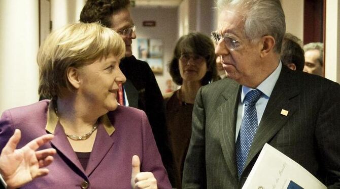 Kanzlerin Angela Merkel im Gespräch mit Italiens Regierungschef Mario Monti. Foto: Jesco Denzel