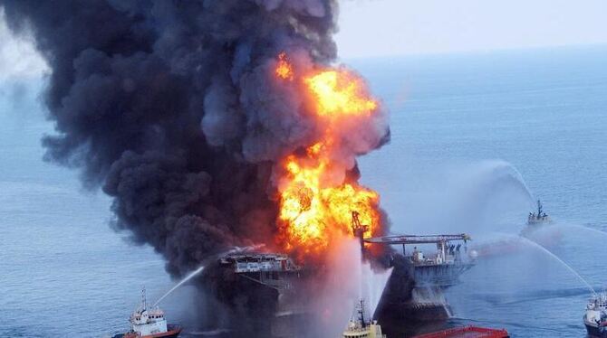 Boote versuchen, den Brand auf der Ölplattform Deepwater Horizon im Golf von Mexiko zu löschen. Foto: US Coast Guard/Archiv 