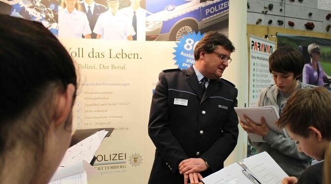 Die Schüler kamen gut vorbereitet auf die Messe. Ausgerüstet mit Fragebogen und gesunder Neugier überschütteten sie unter andere