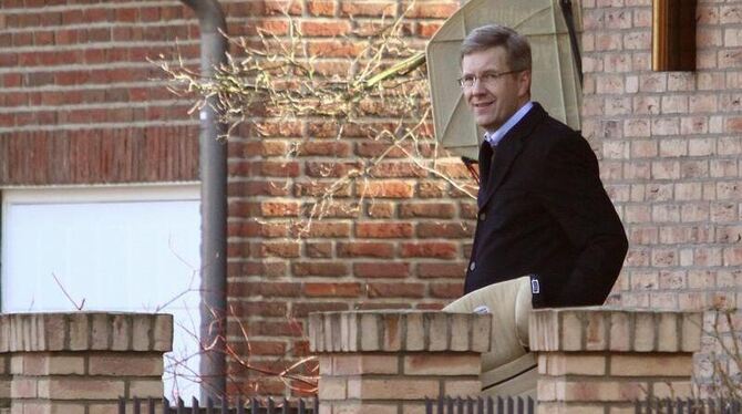 Der ehemalige Bundespräsident Christian Wulff bei seinem Haus in Großburgwedel. Foto: Daniel Reinhardt 