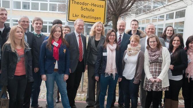 Gruppenbild mit Schülern und Schulleitern: Kultusministerin Gabriele Warminski-Leitheußer (Bildmitte) beim Besuch der Theodor-He