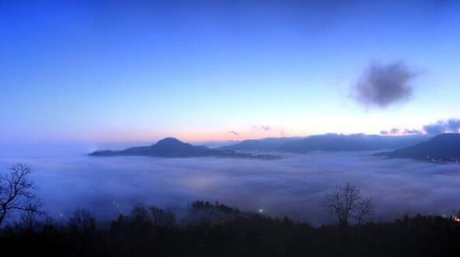 Blick über Reutlingen zur Achalm - frühmorgens vom Georgenberg aus fotografiert. FOTO: KASCHUBA