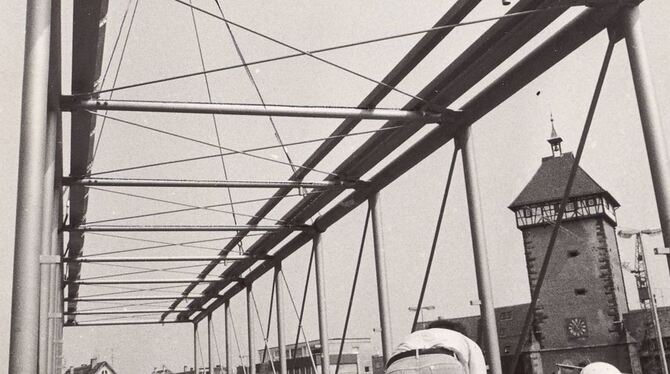 Wie schnell die Zeit vergeht: Aufbau des Fußgängerstegs 1978. FOTO: DAHLHELM