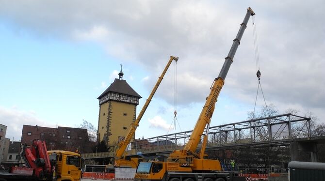 Gleich schwebt das erste Teil des Fußgängerstegs am Tübinger Tor. Die Abbruch-Arbeiten laufen bis in die Nacht hinein.