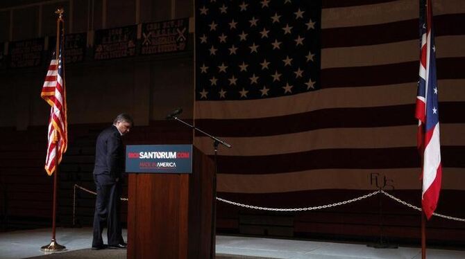 John Brabender, ein Berater von Rick Santorum, schreiten nachdenklich die Bühen in der Steubenville High School in Ohio ab. F