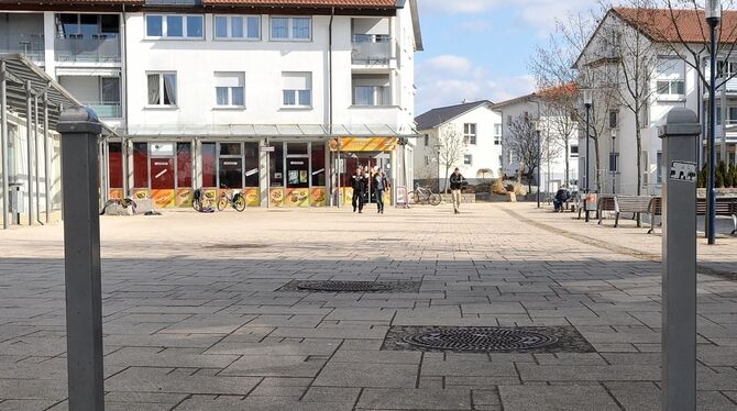 Autos müssen draußen bleiben: Dafür sorgt rund um den Platz am Laufbrunnen eine Pfosten-Phalanx. FOTO: NIETHAMMER