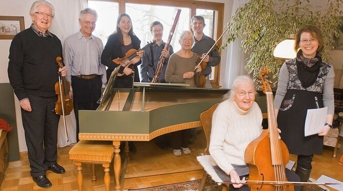 Das »Ensemble für Alte Musik Reicheneck« probt derzeit im Wohnzimmer seiner Gründerin Helga Klein (vorne, sitzend). FOTO: TRINKH