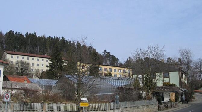 Die Gewächshäuser im hinteren Bereich der Trailfinger Straße müssen erst fallen, dann gibt es unterhalb des alten Münsinger Kran