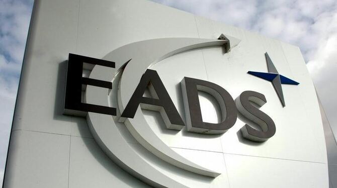 Das EADS-Logo am Standort Friedrichshafen am Bodensee. Foto: Patrick Seeger/Archiv