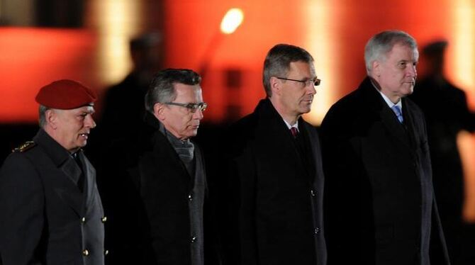 Ex-Bundespräsident Christian Wulff (2.v.r.) kommt zum Großen Zapfenstreich. Foto: Sören Stache