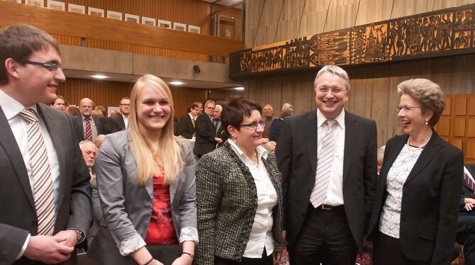 Amtseinsetzung im Familienkreis: Oberbürgermeisterin Barbara Bosch (rechts) gratulierte Verwaltungsbürgermeister Robert Hahn im