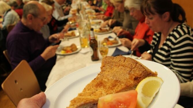 Lecker! In der Betzinger Kemmlerhalle ließen sich 270 Gäste die Schiedwecken munden. FOTO: FINI