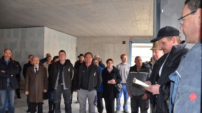 Zimmermeister Gerolf Trudel (rechts) hält vor Handwerkern, Käufern, Nachbarn und Vertretern der Stadt den Richtspruch für den ma