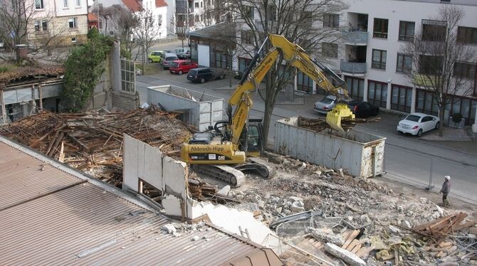 Der größte Teil der Halle ist schon weg. Mitte Mai soll dort begonnen werden mit dem Bau von Seniorenwohnungen.  GEA-FOTO: BARAL