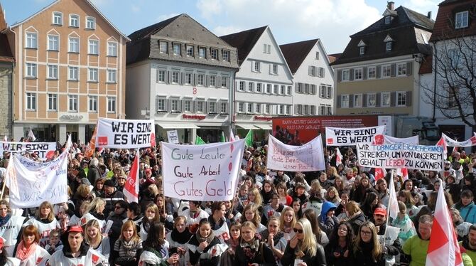 1400 Mitarbeiterinnen und Mitarbeiter des öffentlichen Dienstes demonstrieren auf dem Reutlinger Marktplatz.