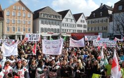 1400 Mitarbeiterinnen und Mitarbeiter des öffentlichen Dienstes demonstrieren auf dem Reutlinger Marktplatz.