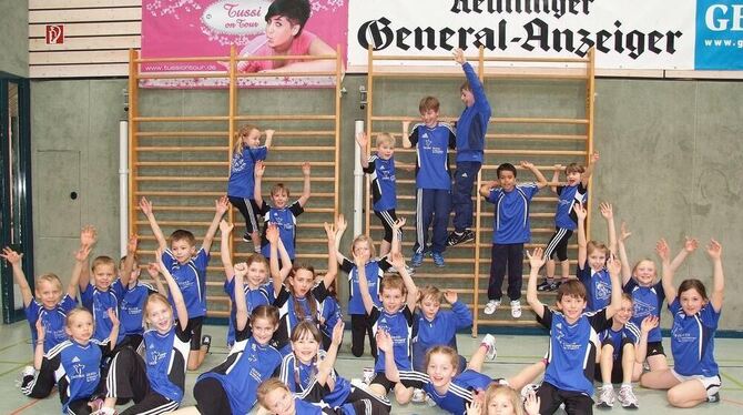 Sammeln zum großen Start ins Finale: Metzinger »Flöhe« und »Flinke Beine« in der Metzinger Öschhalle. FOTO: SANDER