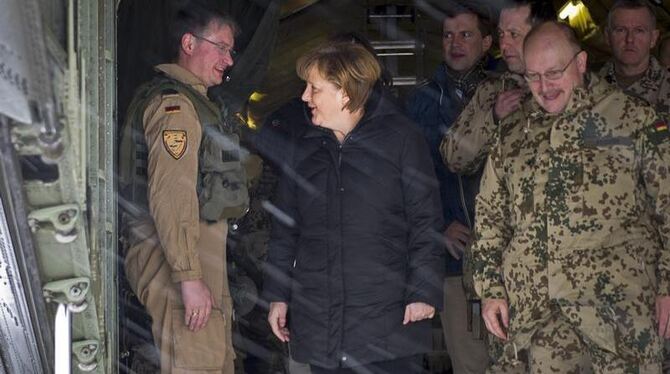 Bundeskanzlerin Angela Merkel landet bei Schneeregen in Masar-i-Scharif. Foto:  Bundesregierung/Steffen Kugler