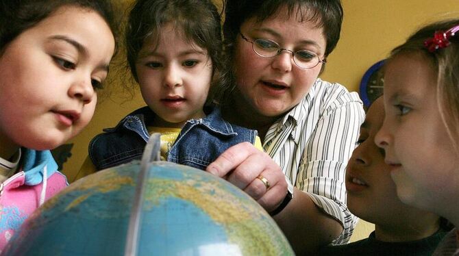 Multikulti im Kindergarten - aber die Fragen nach anderen Religionen werden meist ausgeklammert. Tübinger Wissenschaftler forder