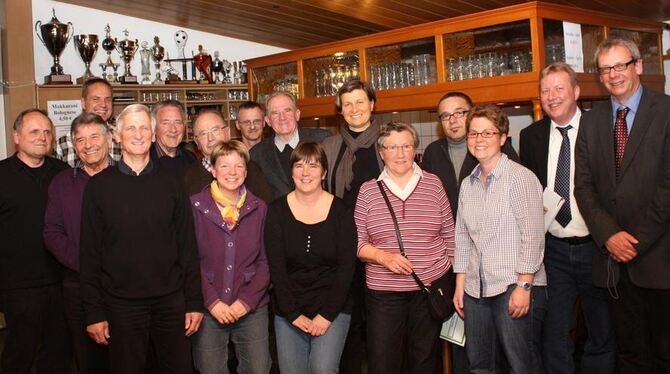 Die TSV-Vorsitzenden Günter Neuhäuser und Rainer Hawel (von rechts) ehrten die Vereinsjubilare.  FOTO: STRÖHLE