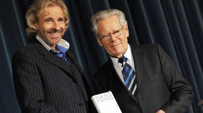 Hans Küng (r) mit Moderator Thomas Gottschalk im Kino Babylon in Berlin. Foto: Rainer Jensen