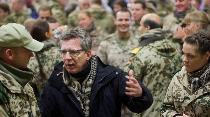 Im Feldlager der Bundeswehr im Gespräch mit den Soldaten. Foto: Michael Kappeler/Archiv