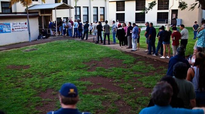 Geduldig warten Bürger vor einem Wahllokal im Staat Hawaii. Foto: Kent Nishimura