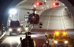 Der Reisebus war in einem Autobahntunnel der A9 bei Siders aus noch ungeklärter Ursache gegen die Tunnelwand gefahren. Foto: 