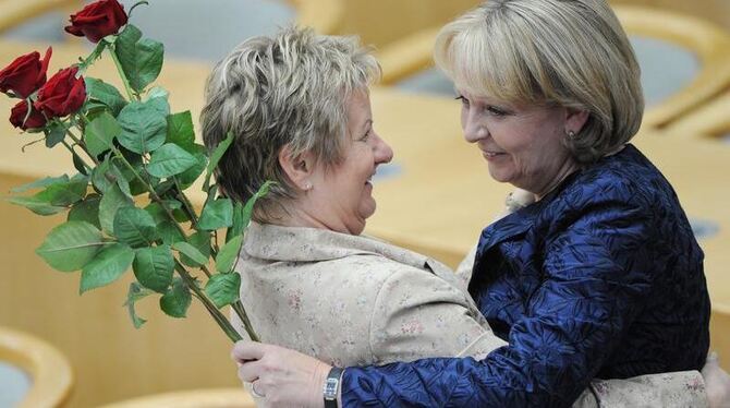 Wird sich diese Szene wiederholen? Hannelore Kraft (r) nimmt nach ihrer Wahl zur Ministerpräsidentin von Nordrhein-Westfalen