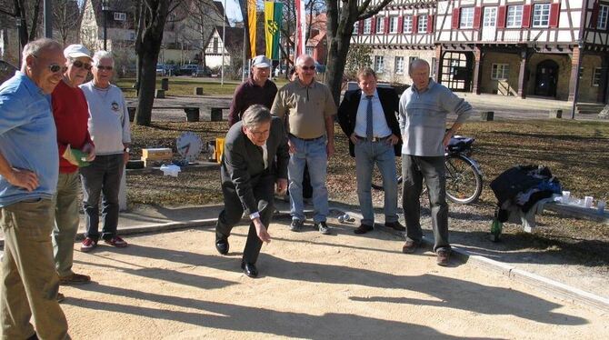 Zu den Boule spielenden Münsingern hat sich gestern auch Regierungspräsident Hermann Strampfer (Mitte) während seiner Tour mit B